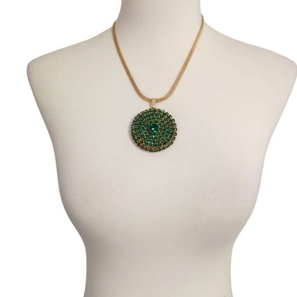 Green Rhinestone Encrusted Necklace Disc Pendant Circle Emerald Gold Tone Vtg - Picture 7 of 16